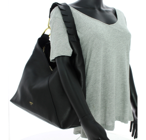 Sac hobo zippé Lancel Pagode en cuir A12510 JZ Noir, porté mannequin