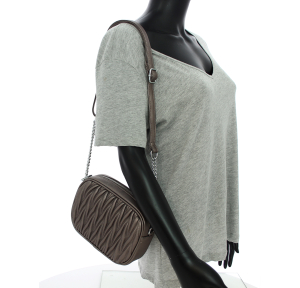 Sac bandoulière Mia & Joy effet relief lindsay MJ2064 BRO couleur bronze, porté mannequin