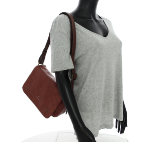 Sac bandoulière Mia & Joy effet grainé rabat perine MJ2082 CAM couleur camel, porté mannequin