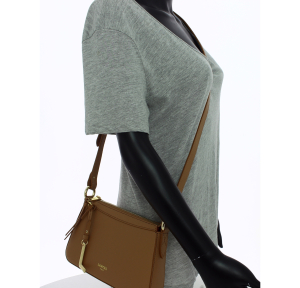 Mini sac zippé double porté en cuir grainé Lancel A13524 20, couleur camel, porté mannequin