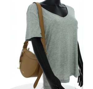 Porté croisé demi lune en cuir grainé Lancel A13525 20 , couleur camel , porté mannequin