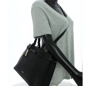 Sac porté main zippé en cuir grainé Lancel A13528 10 , couleur noir, porté mannequin