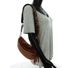 sac Banane porté épaule façon fourrure Mia & Joy Braddi MJ1705CAM, couleur camel, porté mannequin