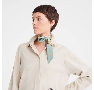 Bandeau Longchamp Origami Le Pliage 51010GSO M07 couleur verveine, porté mannequin