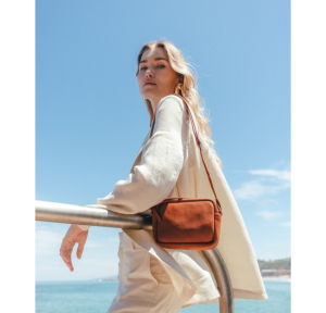 Sac porté épaule Les Ateliers Fourès en cuir pleine fleur Aura mini B112FAU, couleur fauve , mannequin