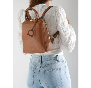 Sac à dos Trier en cuir Tradition 	
ETRAB37S 709111 (Camel) porté mannequin