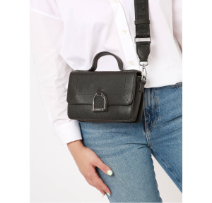 Sac bandoulière Etrier S en cuir Altesse EALT048S 028 couleur noir, porté mannequin