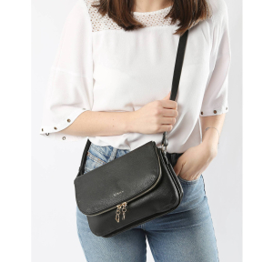 Sac bandoulière Etrier en cuir M Tradition ETRA059M  709028(Noir) porté mannequin