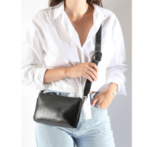 Sac bandoulière Etrier cuir métallisé Emeraude EEME0142 709112 couleur noir, porté mannequin
