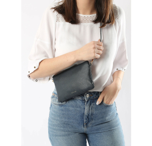 Sac bandoulière Etrier en cuir grainé Tradition ETRA0141 709029 couleur craie, porté mannequin