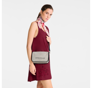 Sac porté travers S Longchamp Essential coton 10301HSG 037, couleur Ecru, porté mannequin