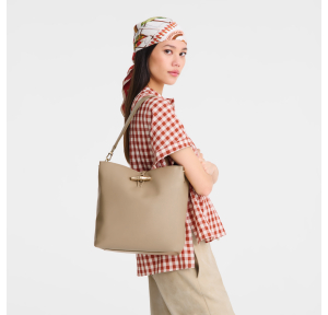 Sac porté épaule Longchamp Le Roseau 10281HGC  M05, couleur Racine, porté mannequin