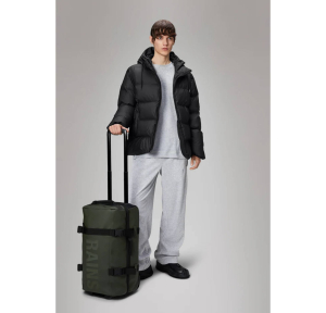 Valise cabine Rains avec roulettes Texel 13460 03 couleur vert porté mannequin homme