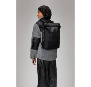 Sac à dos Rains Trail Rolltop 14320 01 Noir porté sur le dos
