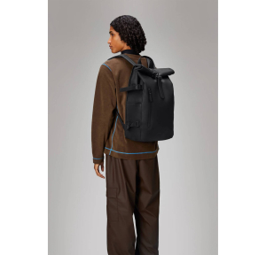 Sac à dos Rains Rolltop Rucksack Large 14590 01 Noir porté sur le dos