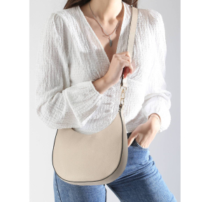 Sac bandoulière Etrier cuir grainé M Tradition ETRA102M 709029 couleur Craie porté mannequin