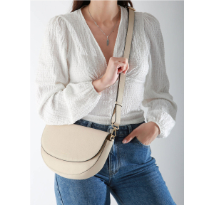 Sac bandoulière Etrier M Tradition ETRA065M 709029 couleur craie, porté mannequin