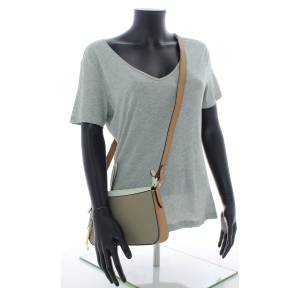 Sac bandoulière Lancel en cuir grainé Faubourg A13544 LL couleur Neige multicolore porté mannequin