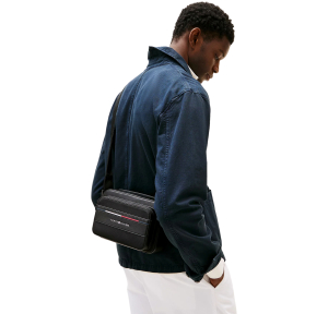 Sac messenger Tommy Hilfiger Foundation à bandoulière  AM13199 BDS, couleur noir, porté mannequin