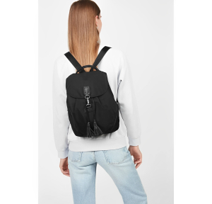 Sac à dos à rabat Lancaster Basic Pompon 514-42-NOIR porté sur le dos