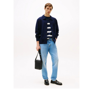 Sac reporter Tommy Hilfiger TH Monogram texturé AM13210 BDS couleur noir, porté mannequin