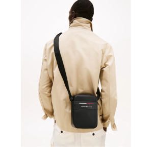 Sac bandoulière Tommy Hilfiger Signature Reporter AM0AM13196 BDS couleur noir, porté mannequin