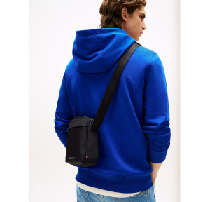 Sac bandoulière Tommy Hilfiger logo en métal AM0AM13185 BDS couleur noir, porté mannequin