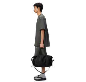 Sac de voyage Rains avec bandoulière Hilo 14220 84, couleur noir grain, porté mannequin , homme