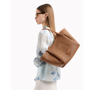 Sac cabas Emporio Armani tressé avec bijou de sac logo EW001009 AF14309 U6164, couleur camel, porté mannequin