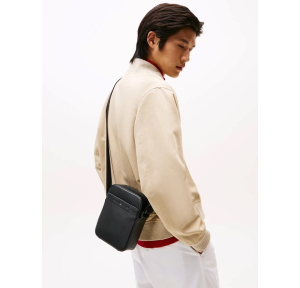 Sac reporter Tommy Hilfiger TH Business AM0AM13224 BDS couleur noir, porté mannequin