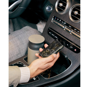 porte-carte Secrid effet jungle MJU-MOSS couleur moss, porté mannequin