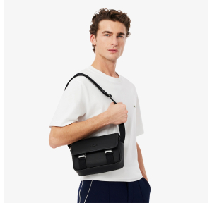 Sac messenger Lacoste Men's Classic effet Petit Piqué NH4858HC 000, couleur noir, porté mannequin