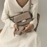 Sac bandoulière à rabat Lacoste Daily City NF4757DZ-N81, couleur Taupe, Porté mannequin Sac bandoulière à rabat Lacoste Daily City NF4757DZ-N81, couleur Taupe, Porté mannequin
