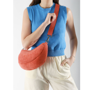 Sac bandoulière Woomen en coton bio éponge Alysse WALY01 709089 couleur rouille, porté mannequin