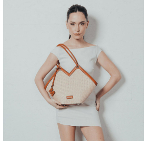 Petit sac cabas Mac Alyster effet tissé Saint Raphael 3002 couleur cognac, porté mannequin