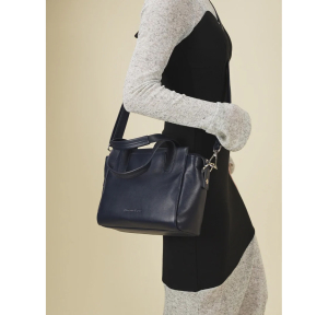 Sac à main femme Arthur & Aston Cléa en cuir A191-02-D Bleu marine porté