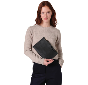 Pochette Lancel S en cuir Dragonne A13174 10 couleur Noir porté mannequin