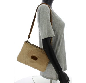 Sac bandoulière Mila Louise double zips en textile 23665DS-18(Camel), porté mannequin