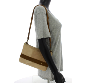 Petit sac bandoulière Mila Louise en synthétique B 23666DS-18(Camel), porté mannequin