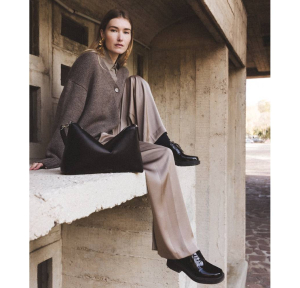 Sac bandoulière Les Ateliers Fourès en cuir L Iliade I526NR couleur Noir mannequin