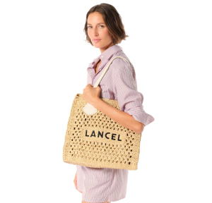 Sac cabas Lancel M Summer Mania raphia brodé A13416 9A couleur Naturel/Neige porté mannequin