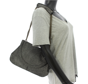 Sac porté épaule Pieces à rabat 17152904 BLSI couleur Black / Antique silver, porté mannequin