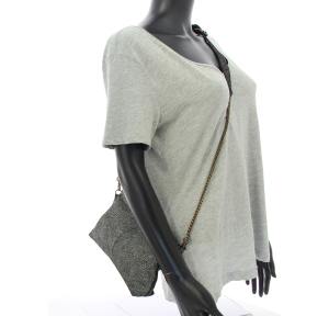Sac porté bandoulière Pieces 17152894 BLSI couleur Black/ Antique silver, porté mannequin