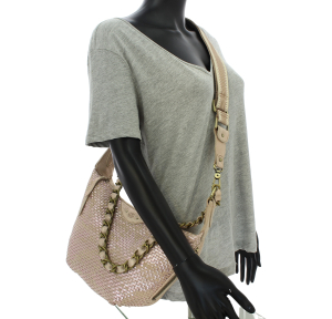 Sac bandoulière effet tressé Mila Louise 3485WX-35 couleur rose vue porté mannequin.