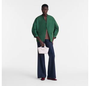 Sac cabas Longchamp avec effet grainé Épure 10319HYZ 707, couleur blanc, porté mannequin