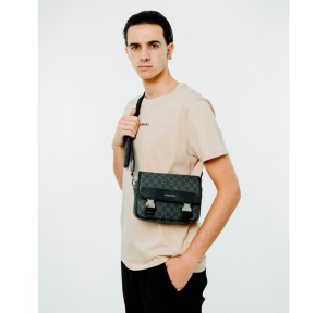 Mini sacoche Chabrand à rabat Icone effet grainé 85050 111, couleur noir, porté mannequin