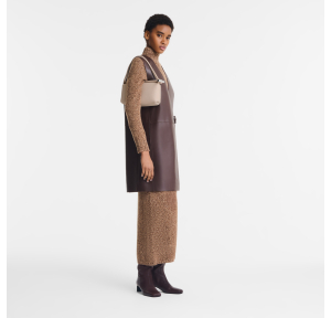 Sac porté épaule Longchamp effet grainé Le Roseau 10324HFP 555, couleur papier, porté mannequin