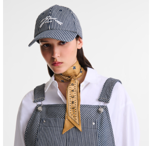 Bandeau de soie Longchamp Bandana 51044GSO 026, couleur chamois, porté mannequin