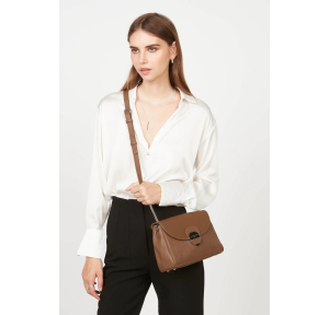 Sac bandoulière allongé Lancaster Foulonné Pia 547-60-CAMEL porté