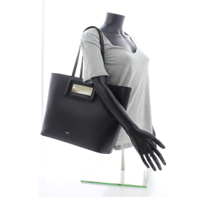 Sac cabas Lancel M en cuir lisse A13361 10 couleur noir, porté mannequin